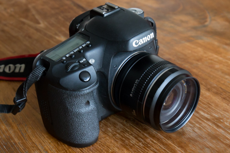 Canon EF 50mm f/1.8 II reverse-mounted on the EOS 7D. Quite a handsome setup :)